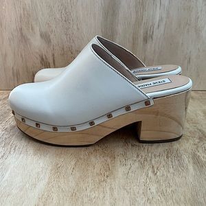 Steve Madden Women’s Brooklyn Leather Clog in the color Bone. Size: 9.5